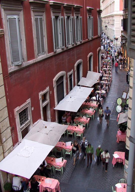 Piazza Di Pietra *